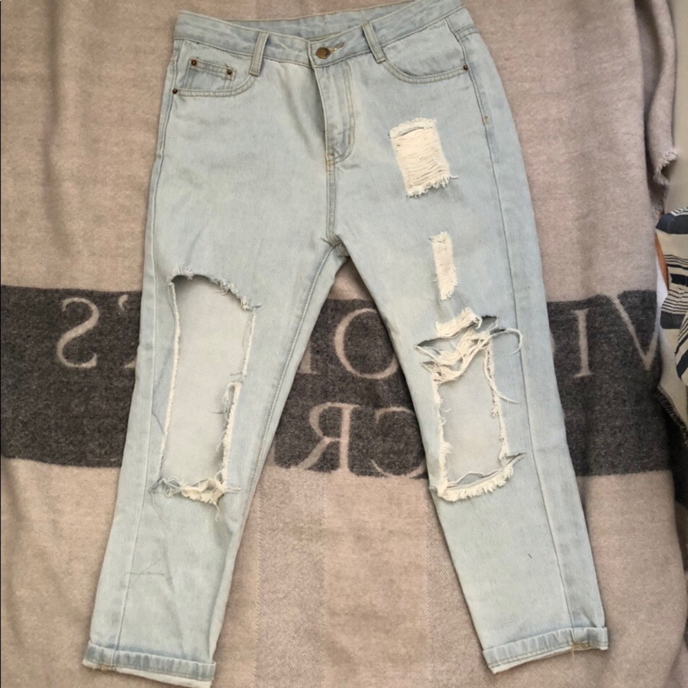 RIPPED HIGH WAISTED BOYFRIEND JEANS